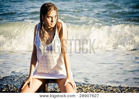 Grønne eyed skønhed sensuelt poserer på stranden