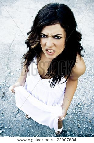 angry young Woman in eleganten weißen Kleid