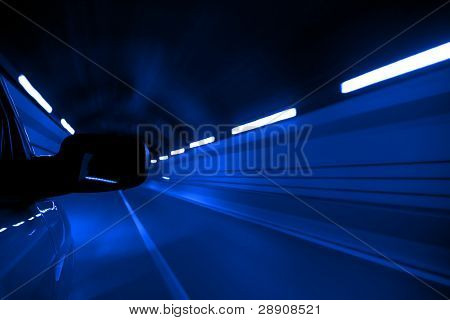 schnell in Tunnel fahren, getönten blau.