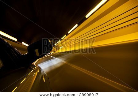 schnell in Tunnel fahren