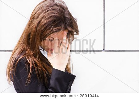 Businesswoman กังวลแสดงภาวะที่สิ้นหวังของเธอ