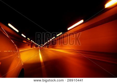 schnell in Tunnel fahren