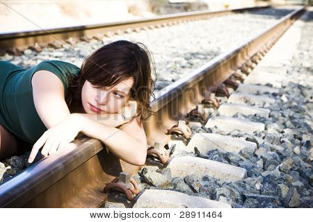 鉄道の敷設、悲しい若い女性。