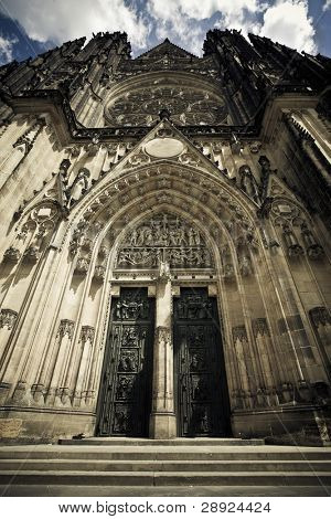 Pyhän Vituksen katedraalin julkisivulle Prahassa