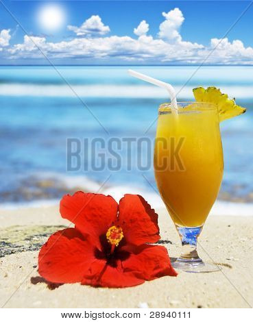 Tropisk frugt cocktail på stranden