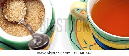 Nahaufnahme von einer Tasse gesunde gesunde grüner Tee und eine Schale mit braun sugr