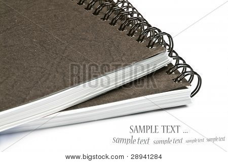 Close up di libri nota ringbinded su uno sfondo bianco con spazio per il testo