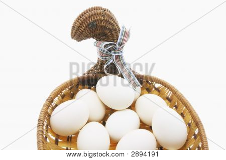 Hvide æg på kurv