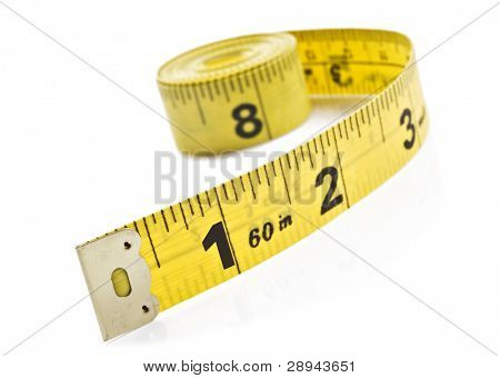 Mètre à ruban jaune sur enroulé sur fond blanc