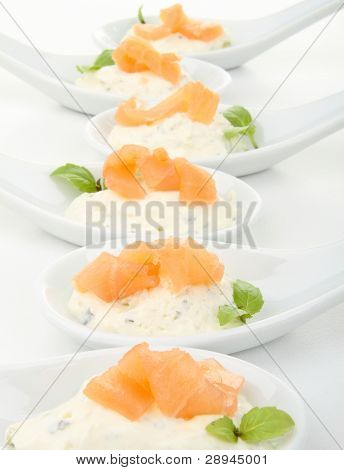 cucchiaio con formaggio e salmone, finger food