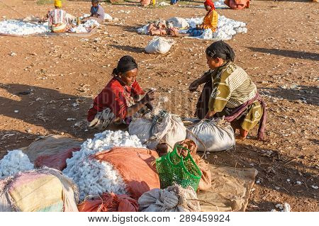 Chencha, Ethiopia - December 05, 2013: Ethiopian Women Sell Cotton In The Local Market.