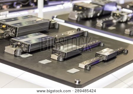Close Up Many Size Of High Quality And Precision Linear Ball Bearing Guide Of Machine For Industrial