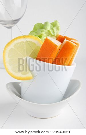 zakąska, surimi i sałatka