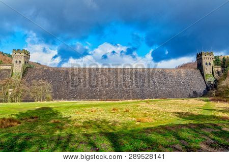 View Of Derwent Dam And Reservoir, Peak District, Derbyshire, Uk.