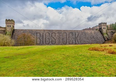 View Of Derwent Dam And Reservoir, Peak District, Derbyshire, Uk.