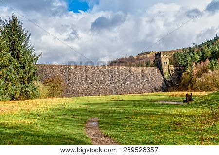 View Of Derwent Dam And Reservoir, Peak District, Derbyshire, Uk.