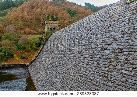 View Of Derwent Dam And Reservoir, Peak District, Derbyshire, Uk.