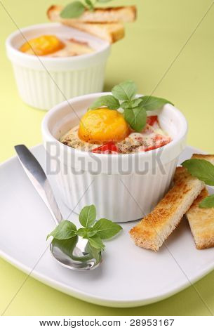 tojás cocotte pirítós és bazsalikommal