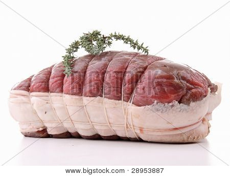 rosbife cru isolado no fundo branco