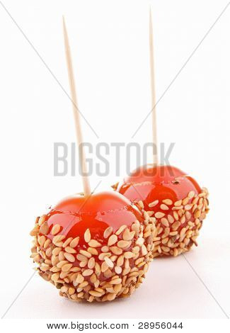 pomidor na białym tle jak toffi jabłko