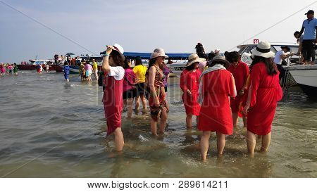Kuala Selangor, Malaysia - 09 Mar, 2019: Visitors At Sasaran Beach In Selangor, Malaysia. It Also Kn