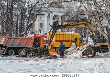Yekaterinburg, Sverdlovsk Russia - 03 05 2019: A Yellow Excavator Digs A Hole To Eliminate An Accide