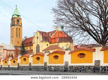 Neogothic 教堂圣母玛利亚和比尔森修道院 (男修道院的圣多米尼克)。捷克共和国