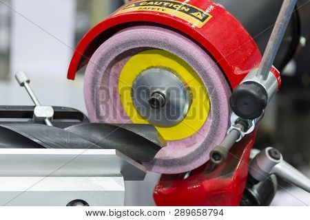 End Mill Or Drills Resharpening By Sharpener Machine At Factory