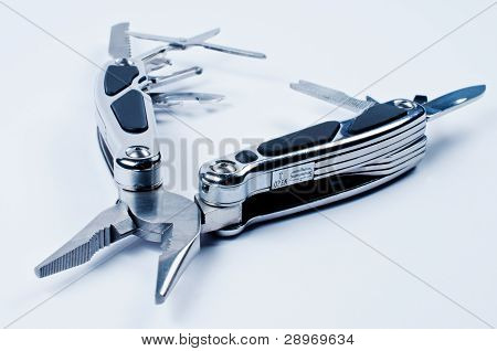 เครื่องมือหลายรายการบนพื้นหลังสีขาว
