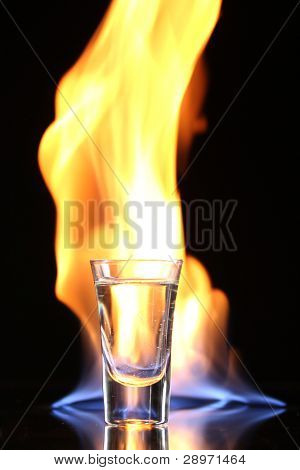 Vodca Flaming sur fond noir