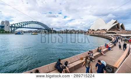 22nd December 2018, Sydney Nsw Australia : Wide Angle View Of The Promenade Leading To Sydney Opera 