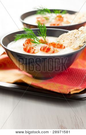 Yengeç eti ve parmesan cips ile patates ve kereviz çorbası Krem