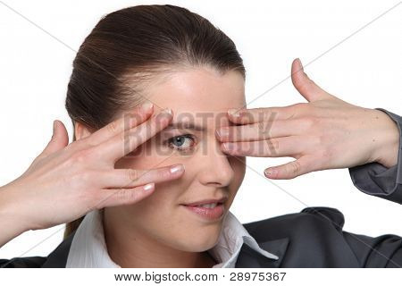 retrato de uma mulher escondendo os olhos