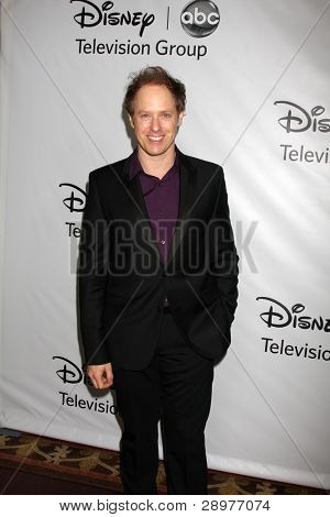 LOS ANGELES - 10 de JAN: Raphael Sbarge chega ABC TCA Party inverno 2012 no Langham Huntington