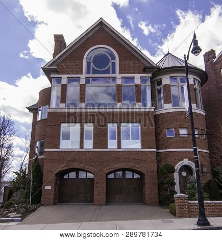 Pittsburgh, Pennsylvania, Usa 3/15/2019 A House On Grandview Avenue In The Mt Washington Neighborhoo