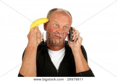 Uomo disperato che punta la pistola di banana contro la sua testa mentre parlate al telefono