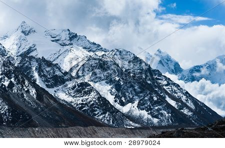 Picos e glaciar não longe de Gorak Shep e Everest Base Camp