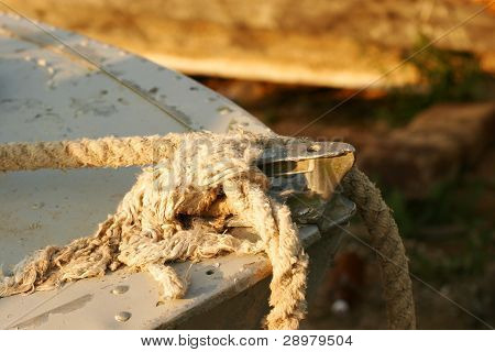 alte Seil auf dem Bogen ein altes Boot