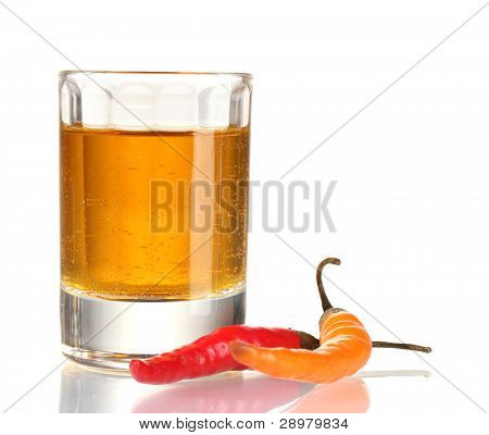 verre de poivre rouge et vodka chili peppers isolé on white