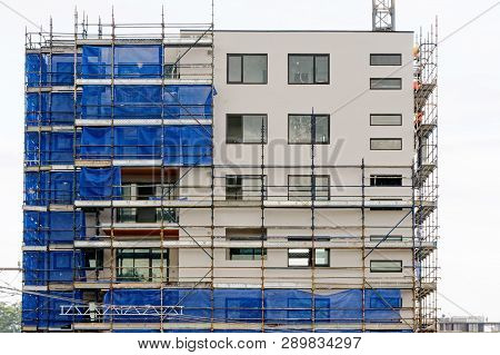 Gosford, New South Wales, Australia - February 21, 2019: Removing Scaffolding And Safety Netting Pro