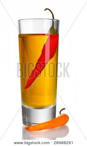 verre de poivre rouge et vodka chili peppers isolé on white