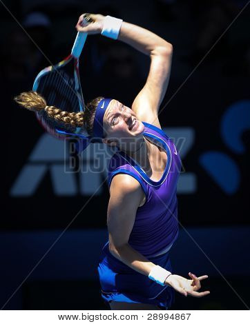 MELBOURNE - el 17 de enero: Petra Kvitova de la República Checa en su primera ronda victoria sobre Vera Dushevi