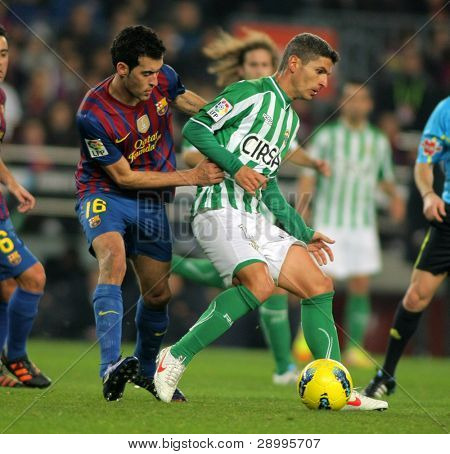 바르셀로나-1 월, 15 일: FC 바르셀로나 dur의 세르지오 Busquets(L)와 레알 베티스의 Salva Sevilla(R) vies