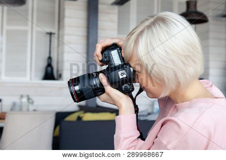 Russia Kemerovo 2019-03-10 Girl Photographer Taking Pictures On Professional Camera Canon 5D Mark Iv