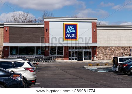 Indianapolis - Circa March 2019: Aldi Discount Supermarket. Aldi Sells A Range Of Grocery Items, Inc