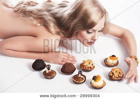 blonde sexy MÃ¤dchen essen GebÃ¤ck, sie sieht GebÃ¤ck