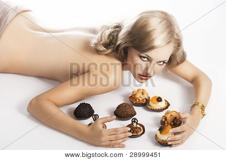 blonde sexy MÃ¤dchen essen GebÃ¤ck, sind ihre Arme um das GebÃ¤ck