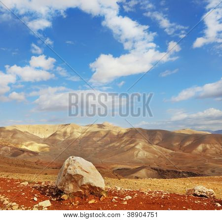 Magnifica giornata trasparente nel deserto di Giudea. Enormi massi lungo l'autostrada, un cielo senza