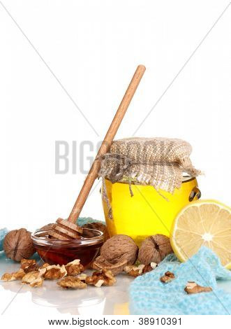 Gesunde Zutaten für die Stärkung der Immunität auf warmen Schal, isolated on white