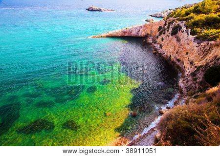 Powierzchnia czysta woda morza. Ibiza, Hiszpania.